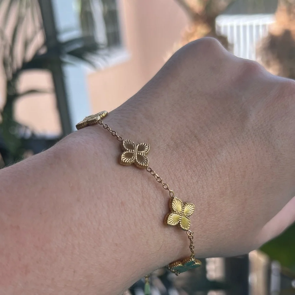 Elegant Gold Clover Motif Bracelet